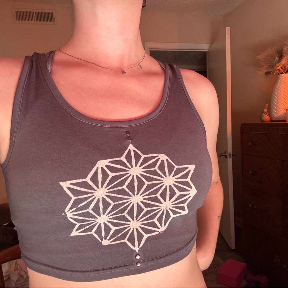 Geometric Print Cropped Tank Top - Charcoal with Cream Design
